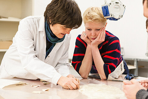 Professorin und Studentin im Gespräch