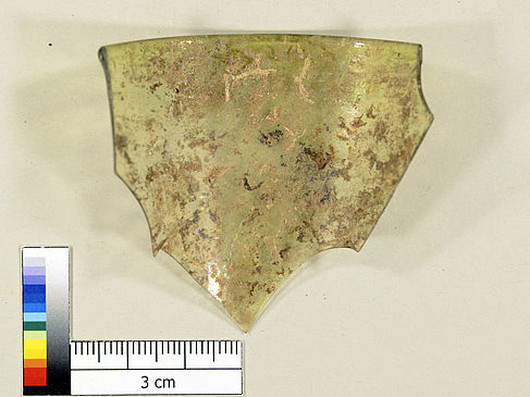 Fragment mit anhaftenden Sedimenten und Irisschicht