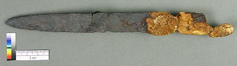 Eisenmesser mit Horngriff aus dem Frauengrab AE 333/ Immenbeck