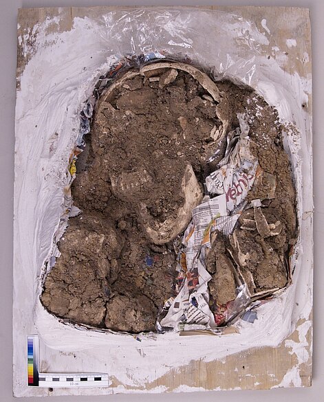 Eingangszustand der Blockbergung 1663 einer weiblichen Bestattung aus dem Hildesheimer Dom