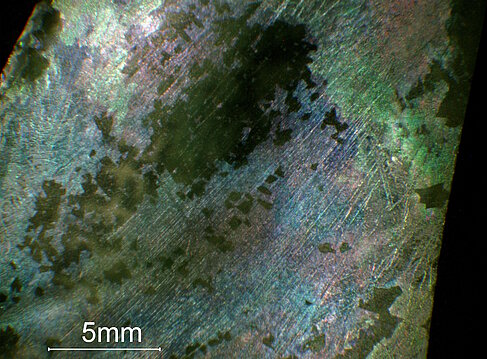 Irisschicht und Kratzer auf der Glasoberfläche